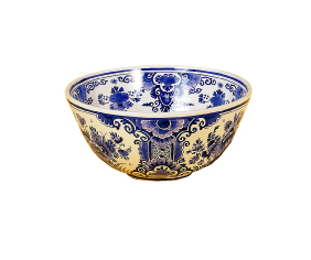 Een kastkom, aan binnen- en buitenzijde gedecoreerd